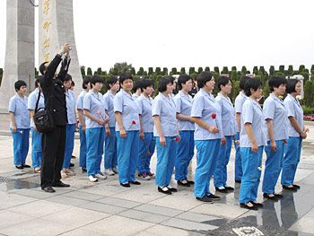 2006年4月18日,来自安徽省女子监狱部分服刑人员在警魂墙前忏悔过去