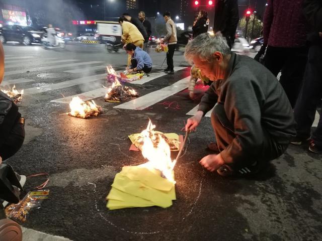 十月初一寒衣节,为亲人烧纸祭祀