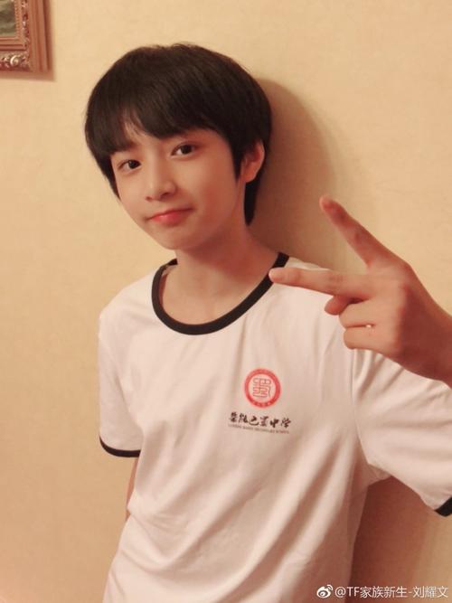 男孩子的成长真的好奇妙啊,楼4刘耀文初一和初三的对比真的很.