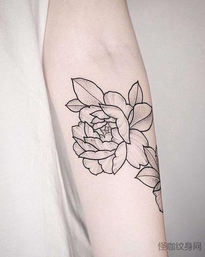 线条大臂花卉纹身图案 - 纹身图案大全 - 怪咖纹身刺青