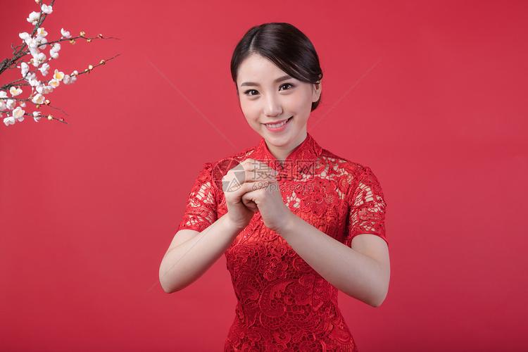新春身着旗袍的美女拜年