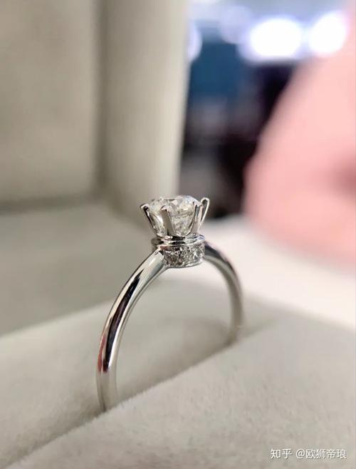 最近在看钻戒纠结于周生生的款式是经典六爪还是皇冠