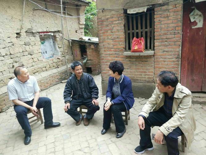 羊山新区管委会郭玉红主任来村调研帮扶脱贫攻坚工作