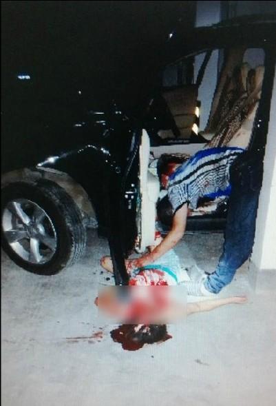 妻子倒车不慎撞死丈夫将头伸出窗外又夹死自己图