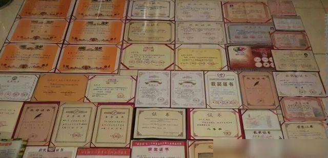 易烊千玺公开奖状墙密密麻麻全是证书不当明星也是栋梁之材