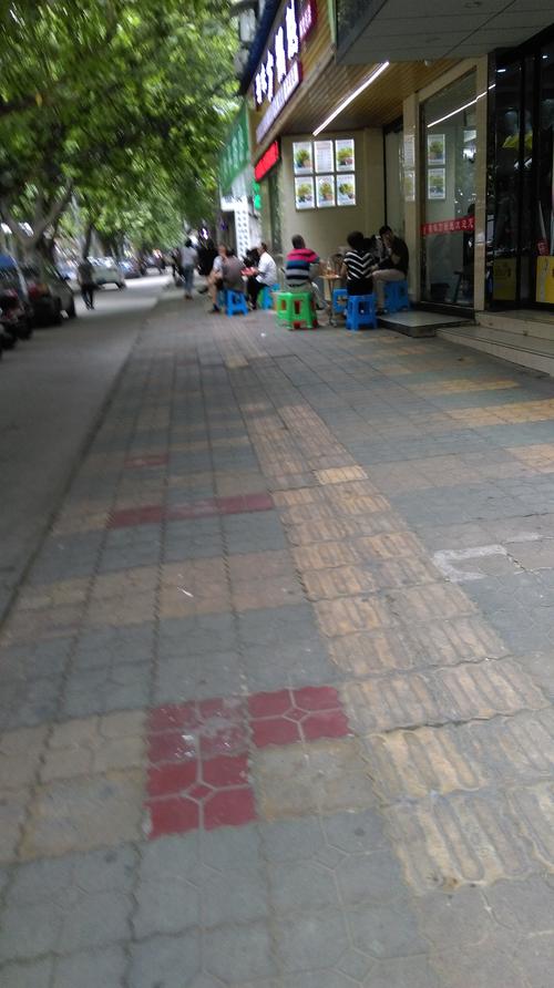 南充延安路文兴粉馆经常占道经营,门前卫生环境差
