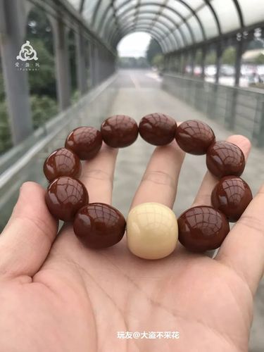 还有一条象牙果的手串,盘了三年,润得不可思议,戴出去,别人都问是不