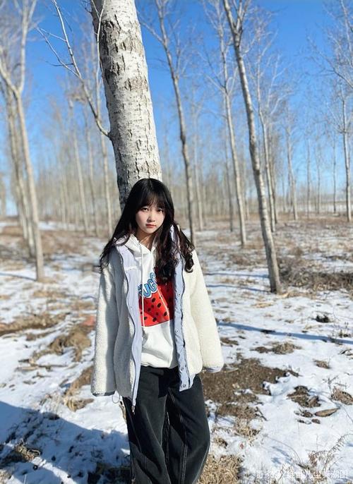 清纯甜美邻家女孩户外随拍,文静温婉迷人讨人喜欢