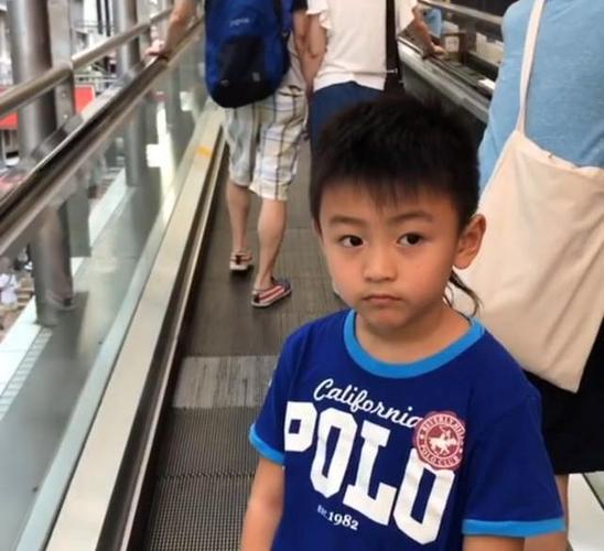 lucas在镜子前,帅气的脸庞露出酷酷的表情,一看还以为是老爸谢霆锋.