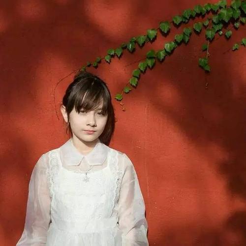 两个人真是从小就又美又萌啊 虽说女大十八变 但是naomi和lisa的近照