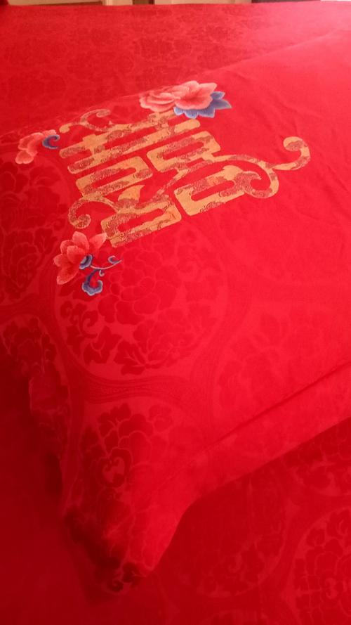 结合中国国画图案,金色的喜字不仅代老家中添丁,而且添福纳财
