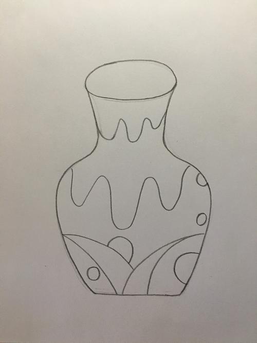 第一步:我们先用铅笔画好花瓶的外形线,然后用弯曲的线在瓶身进行装饰