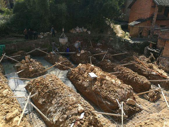 农村建房人工成本真不便宜,小伙花4万建条形地基,人工成本就花去1万