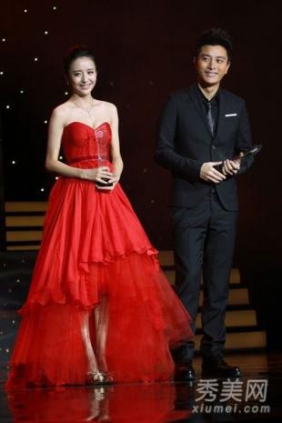 佟丽娅一身红色抹胸裙,非常喜庆甜美.