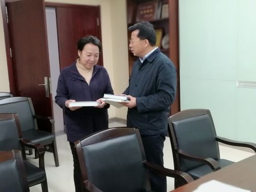 向西安市志办主任曹永辉赠送书籍.