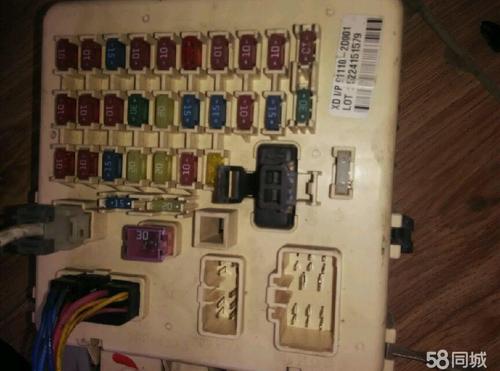2005款伊兰特车内保险丝盒