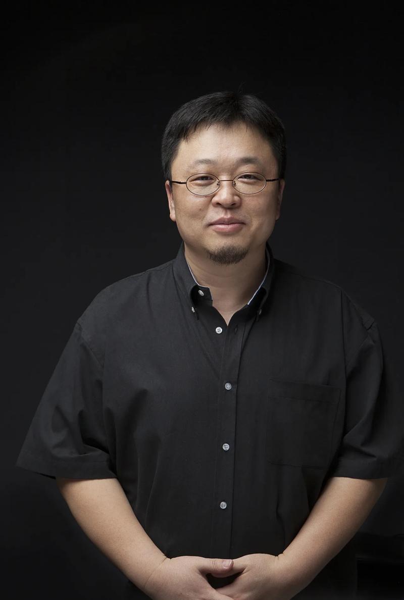 2014年,罗永浩的锤子手机即将上市,花100w元邀请昔日好友并且还是当时