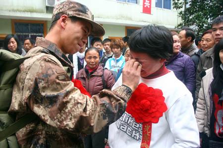 【浙江日报/新华网浙江频道】褪去黑纱戴红花 庆元母亲送子当兵