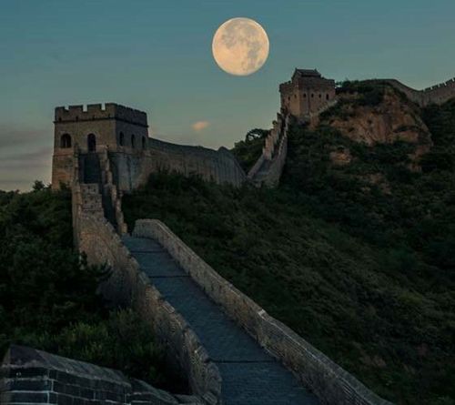 月光下的中国,大河奔流 白浪溅起满天的星星 月光下的中国,长城巍峨