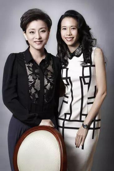 50岁杨澜与48岁莫文蔚合影告诉你有保险的女人多么幸福