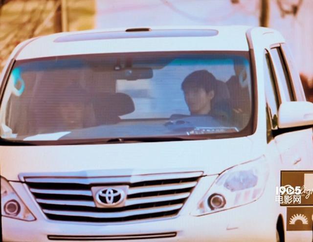 王俊凯自驾车片场上班 真·秋名山车神超a