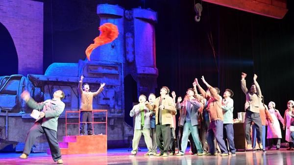 "借"话剧舞台重现"三线建设" 原创话剧《大国重器·月上东山》旌城