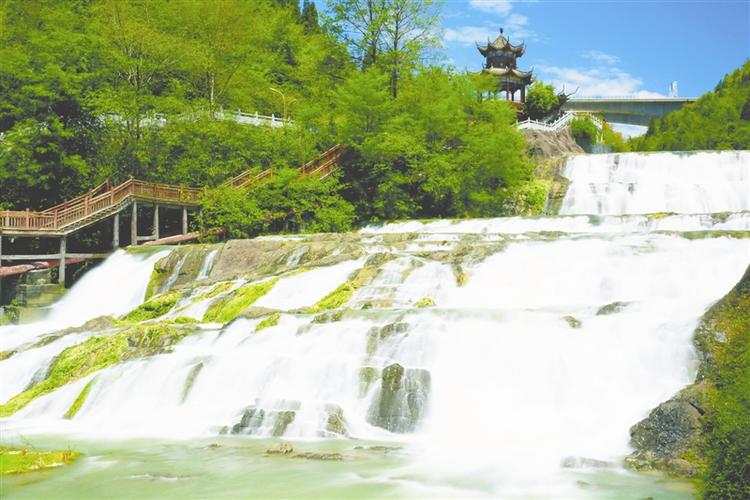 响水滩瀑布  (文 杰  摄)