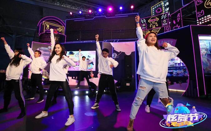 又有新疆小姐姐要火?《天天向上》岁末舞蹈狂欢