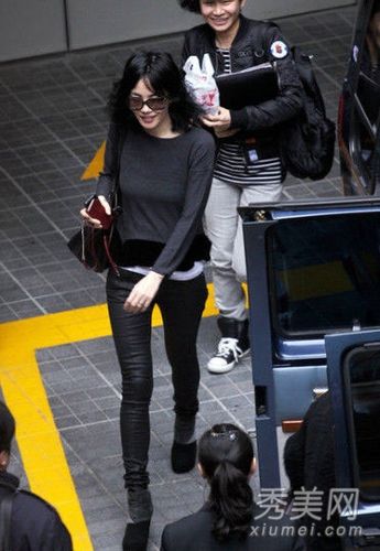 李亚鹏疑似新欢冯静恩写真 王菲衣品大pk/图