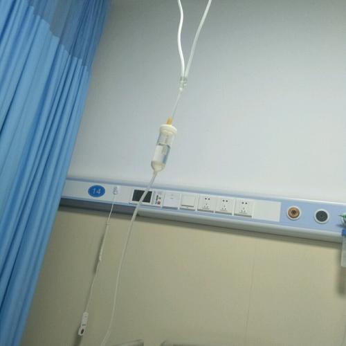 老公住院的第六个晚上,每晚半夜打点滴.