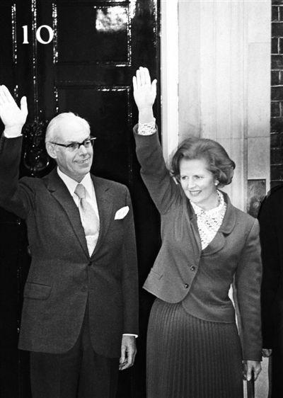 1979年5月4日,撒切尔夫人当选首相后与丈夫丹尼斯来到唐宁街10号.