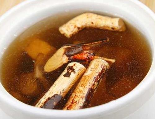 舒筋活络的功效,尤其是在春夏之季多饮用些五指毛桃汤,可以起到祛湿