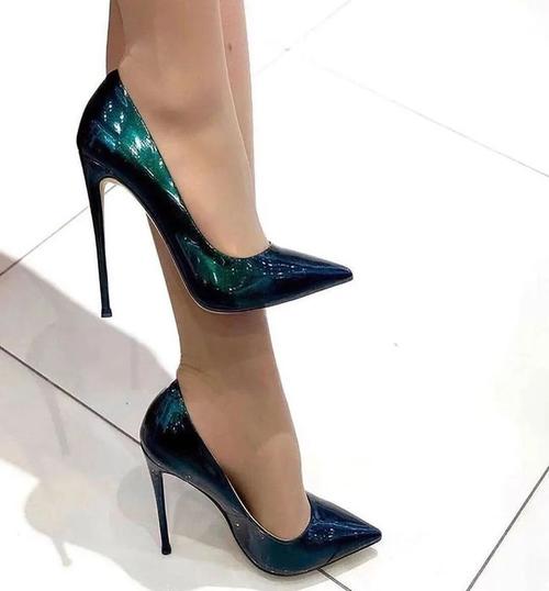 时尚高跟鞋经典的黑色高跟鞋死女人的最爱印花吊带背心深色短裙或者阔