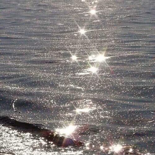 有很多的人都特别喜欢这种,就是设置成自己的背景图,上面亮闪闪的