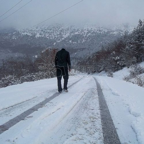 走在雪地里的人