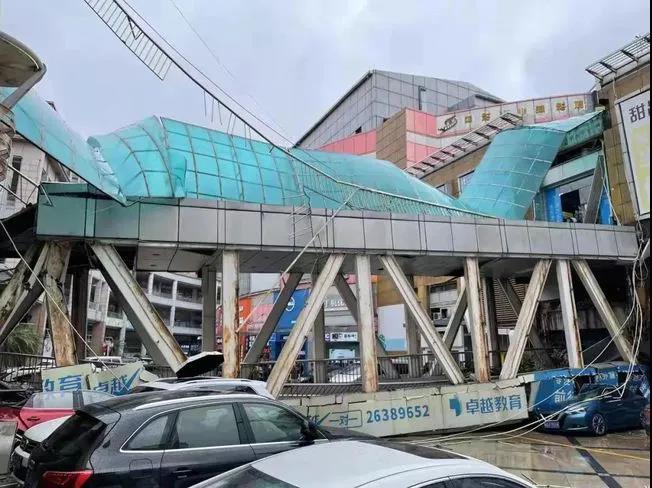 突发东莞一广场天桥坍塌警方通报暂无人员伤亡报告原因调查中