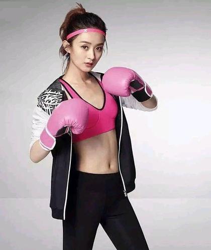 赵丽颖健身练出小蛮腰