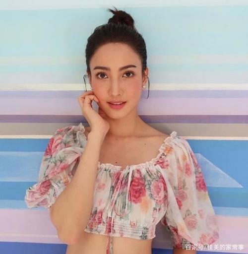 欣赏泰国明星"道妹"私服,穿着蕾丝紧身裙干净优雅,身材比例