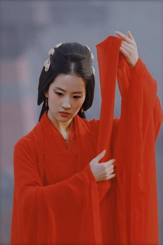 刘亦菲《铜雀台》灵雎,红衣如血白衣似雪,楚楚可人却