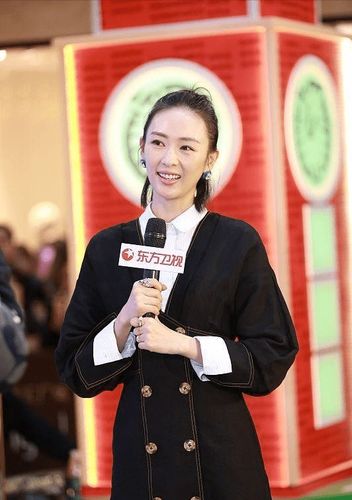 童瑶看着就很自信随便穿一件牛仔裙就出门让人猜不出真实年纪