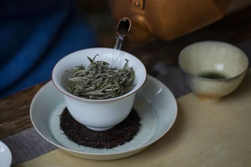 但在泡白茶时却是例外,为了表现白茶的鲜甜感,白毫银针/白牡丹这类
