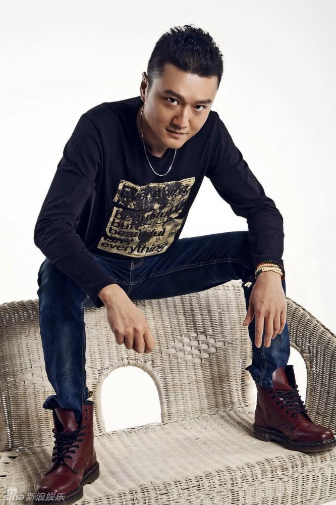 09 16:48:33 1 / 6 新浪娱乐讯 近日,演员郭鹏曝光一组写真,造型迥异