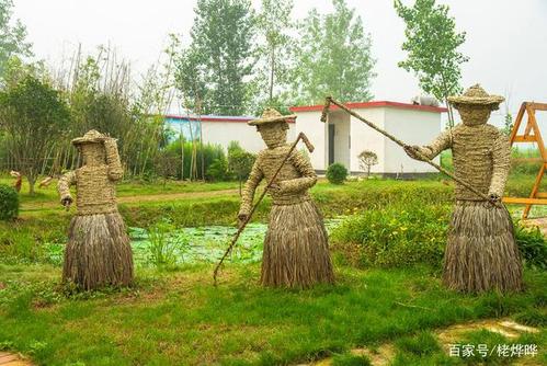 田埂路旁梆扎的稻草人