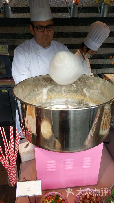 广州香格里拉大酒店妙趣咖啡厅(会展东路店)厨师做棉花糖图片 - 第4张
