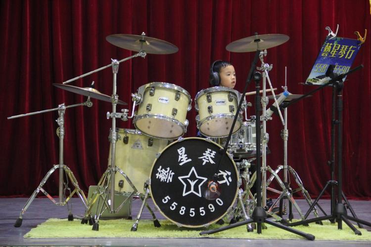 一年级学生架子鼓表演《kaiser roll》