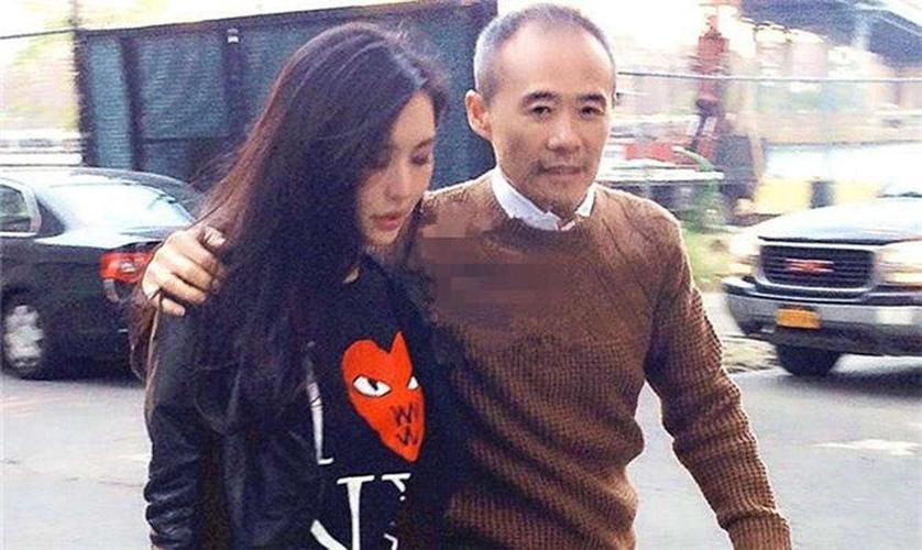 王石女友田朴珺与张歆艺抱娃秀母爱,疑似穿孕妇裙