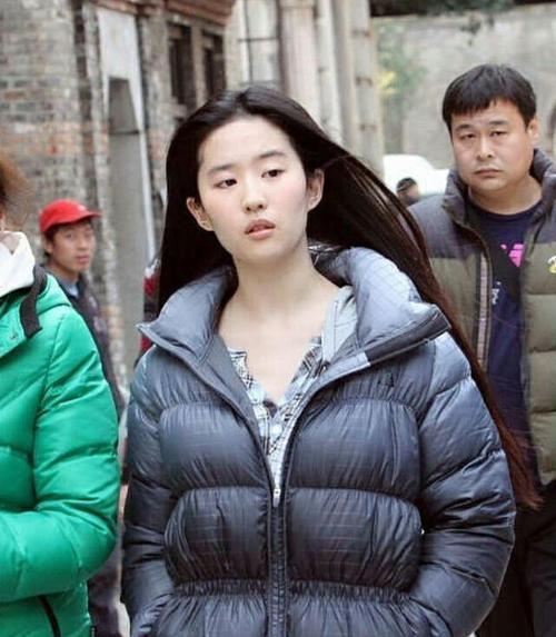 这平平无奇的羽绒服被穿出仙气原来刘亦菲的脸披个麻袋都好看