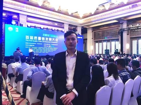 海之龙酒业董事长黄曙光受到现场记者的采访