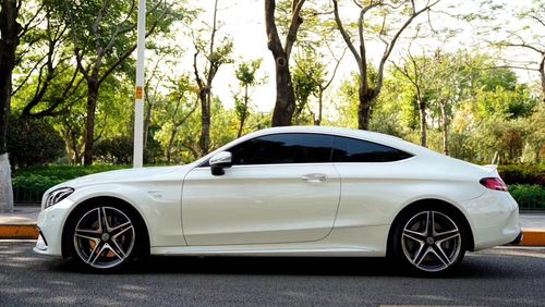 奔驰c63 amg coupe 相比对手m4最大的优势是v8发动机