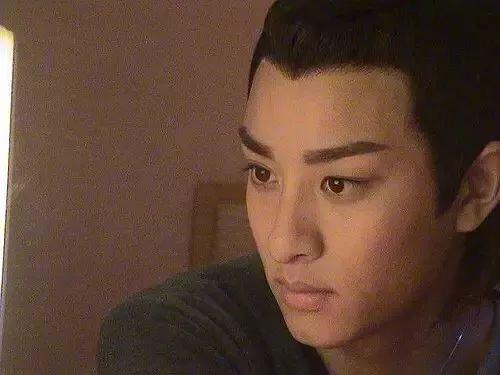 20 岁的贾乃亮就开始担纲男主角,出演了古装历史戏说剧《大唐歌飞》